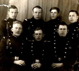 Сотрудники Кинель-Черкасского районного отдела милиции .Постников Ф.Ф. первый ряд крайний справа. 1949г.