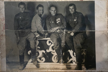 Мой прадед со своими сослуживцами. 10 мая 1945 года, на следующий день после Великой Победы. На груди - Знак «Гвардия» медаль «За отвагу», «За освобождение Праги» и орден Славы III степени.