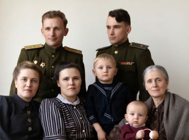Семейное фото с супругой Марией, младшим братом Михаилом, сыновьями Владимиром и Евгением и с друзьями семьи.