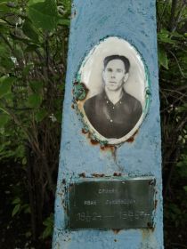 вид памятника на старом кладбище в п. Верх-Нейвинский, 2026г.