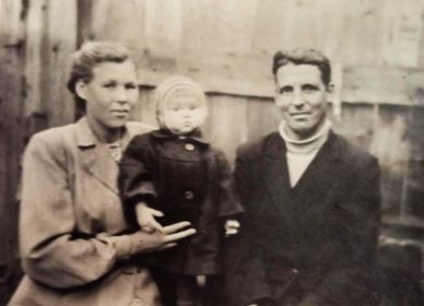 Петр Петрович Ермолов (1913-1992) с женой Марией Ивановной и дочерью Ольгой (Жуковой). Начало 50-х годов.