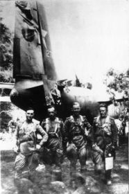 57 бап. 1944. Экипаж, возвратившийся на самолете A-20В, с отбитым стабилизатором: командир Афонин В. А., штурман Журавлев В. В., стрелок-радист Шуликов В. А., возд. стрелок Фельдман М. Ц.