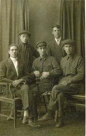 Верхн. ряд кр. слева Иван Степанович Пантелеев с братьями своей жены Надежды (кр.  справа стоит Петр Петрович, сидит Михаил Петрович, нижн. ряд кр. слева. Сергей Петрович Ермоловы)