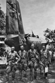 57 бап. 1944. Экипаж, возвратившийся на самолете A-20В с отбитым стабилизатором: командир Афонин В. А., штурман Журавлев В. В., стрелок-радист Шуликов В. А., возд. стрелок Фельдман М. Ц.