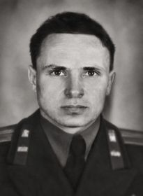 Воздушный стрелок-радист: СМИРНОВ ВАСИЛИЙ СЕМЁНОВИЧ (14.02.1918- 15.11.1955, уволен в запас), сержант (старший лейтенант).