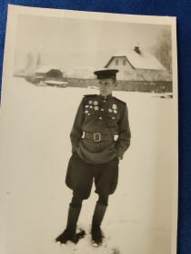 Односельчанин, фронтовой товарищ и лучший друг дедушки гв. ст. лейтенат Семёнов Алексей Михеевич на фоне дома в деревне Огородня