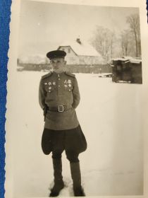 22-летний ст. лейтенант Григорий Матвеевич, мой дедушка, на фоне своего дома в деревне Огородня