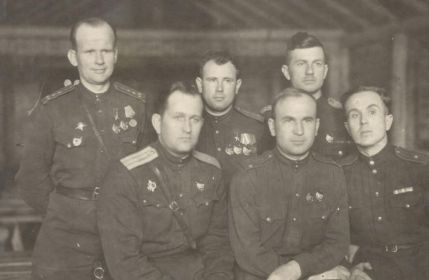 96 гв. бап. Герои Советского Союза штурманы эскадрилий (2 ряд (слева направо): 1-й: гв. капитан Крупин Андрей Петрович; 2-й: гв. капитан Туриков Андрей Митрофанович с офицерами полка.