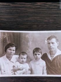 Это возможная сестра Татьяна с семьем своей. Мужем Фадеевым Филиппом Ивановичем. О нём я писала на его странице.