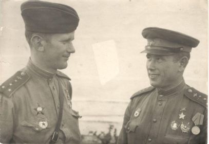 96 гв. бап. 1943 (предположительно). Герой Советского Союза штурман эскадрильи гв. капитан Туриков Андрей Митрофанович (справа) с офицером части.