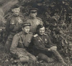 301 БАД. 1944 (пред.). Групповая: 96 гв. бап: ГСС штурманы аэ (сл. напр.): 2 ряд: 1-й: гв. к-н Крупин А. П.; 2-й: гв. к-н Туриков А. М.; 54 бап (1 ряд, 2-й): нач.штаба м-р Черноволенко А. А.