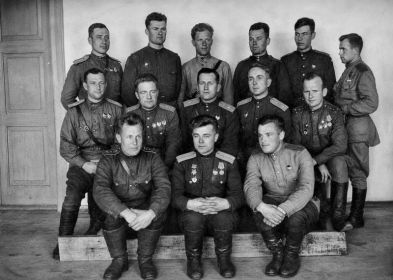 301 БАД. 1943 (предпол). Групповая офицеров: 96 гв. бап: ГСС штурман аэ гв. к-н Туриков А. М. (1 ряд, сидит (в центре), 54 бап: штурман гв. к-н Сомов И. И.