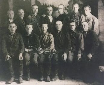 Госкаталог. Призывники Удерейского района. 1941 г. Сидит первый справа Скурихин Михаил Никитич, 1910 г. р.