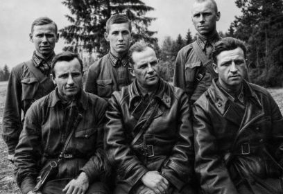 27 гв. бап ноб дд. 1943 (предпол.). Гвардии полковник ДЕДОВ-ДЗЯДУШИНСКИЙ М. П. с офицерами полка (фотография обработана с помощью ИИ (искусственного интеллекта).