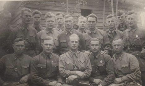 27 гв. бап ноб дд. 1943 (предпол.). Гвардии полковник ДЕДОВ-ДЗЯДУШИНСКИЙ М. П. с офицерами полка.