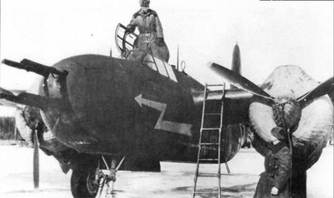 27 гв. бап ноб дд. Дуглас A-20G «Бостон» (Douglas A-20G “Boston”), материальная часть полка. Белая молния, в носовой части фюзеляжа, тактический знак быстрой идентификации.