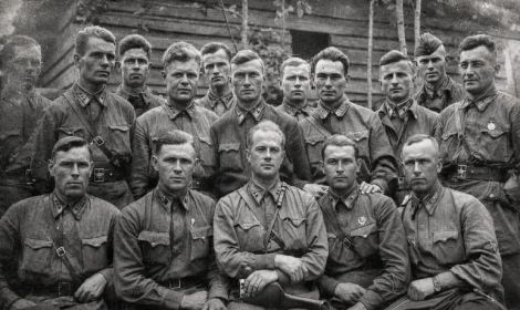 27 гв. бап ноб дд. 1943 (предпол.). Гвардии полковник ДЕДОВ-ДЗЯДУШИНСКИЙ М. П. с офицерами полка (фотография обработана с помощью ИИ (искусственного интеллекта).