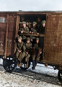 Отреставрированное фото. 1941 год. Гармонист Никита Корнеевич (345стрелк.див.) на пару минут присел в теплушку к брату Михаилу (343 стрелк.див.). Михаил сидит рядом с братом Никитой в центре