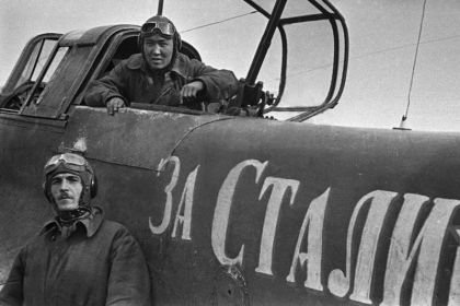 217 шап. Экипаж штурмовика Ил-2 “За Сталина!”: командир: лётчик Герой Советского Союза старший лейтенант Рожнов Николай Андреевич, воздушный стрелок: неизвестен.