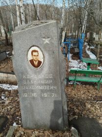вид памятника на старом кладбище в п. Верх-Нейвинский.