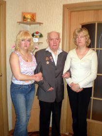 Николай Александрович с дочерями