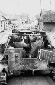 Гвардии старший лейтенант ЛАЛАК А. Р., с экипажем, в САУ СУ-76М, ведет огонь в населенном пункте провинции Бранденбург, Германия.