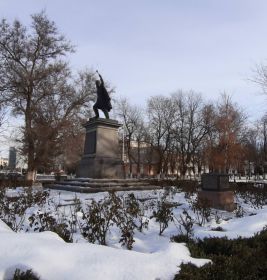 Захоронение: РСФСР, Ростовская область, Новочеркасский район, город Новочеркасск, проспект Ленина, Ленинский сквер, братское воинское захоронение.