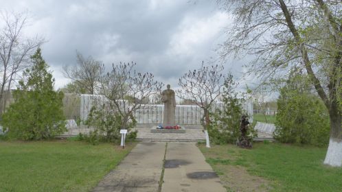 Захоронение: РОССИЯ: Волгоградская область, Городищенский муниципальный район, Котлубанское сельское поселение, посёлок Котлубань, братское воинское захоронение.