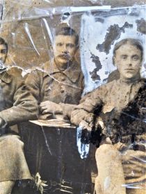 Неизвестный боец 359 сд. (в центре)