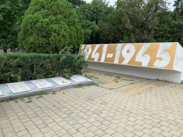 Мемориал у железнодорожного вокзала г. Георгиевска.