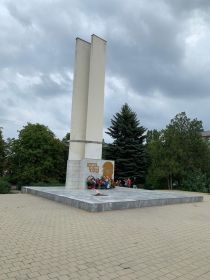 Мемориал у железнодорожного вокзала г. Георгиевска с именем Устинова А. Ф.