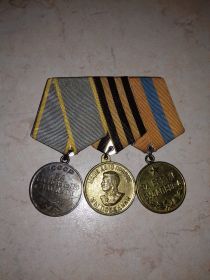 Военные награды: знак «Отличник пулемётчик», медаль «За взятие Будапешта», медаль «За боевые заслуги» и медаль «За победу над Германией в Великой Отечественной...
