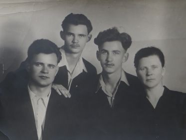 Болкунова Мария Павловна с сыновьями - Вениамином, Владимиром, Валерием