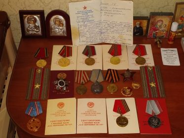 Погоны, сохранившиеся медали и удостоверения о наградах