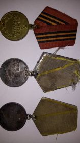 Медали : "За взятие Берлина","За боевые заслуги" - 2 шт.