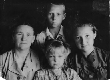 Жена и дети: Полина Ивановна, Люся, Женя, Вера