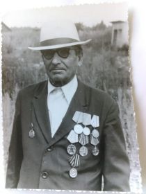 Медали за оборону Ленинграда, за Отвагу, за Боевые Заслуги.