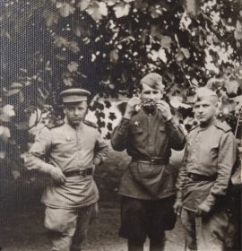 Н. А. Сазонов (первый справа)