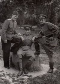 Веселов Владимир Иванович (в центре)