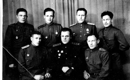 Коншин Трофим Александрович (в центре)