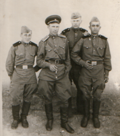 Кудымов (второй справа)