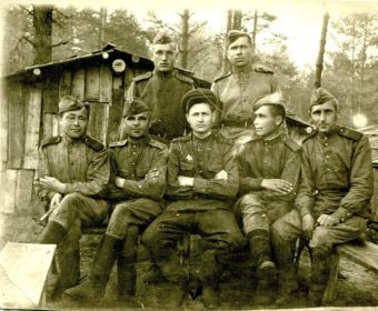 Лебедев Борис Андреевич (в центре первого ряда)