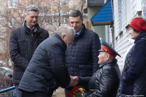 Томские «фронтовые бригады» на ретроавто поздравили ветеранов