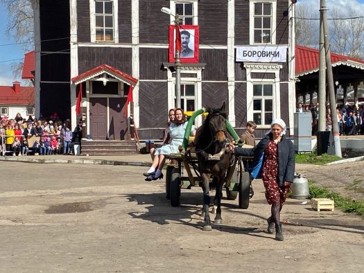 9 мая в городе трудовой доблести Боровичи на Привокзальной площади прошла историческая театральная реконструкция «Вокзал Победы»