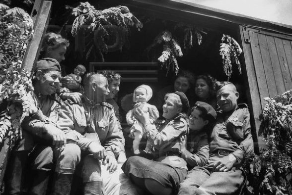 «Бери шинель, пошли домой»: конец войны в летописи Бессмертного полка