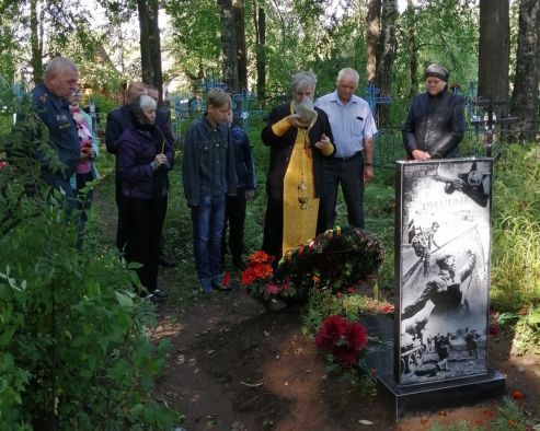 Волонтеры установили памятник на могиле летчика и ищут родных героя