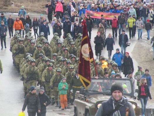 Участники торжественного шествия Бессмертного полка 2017 года.