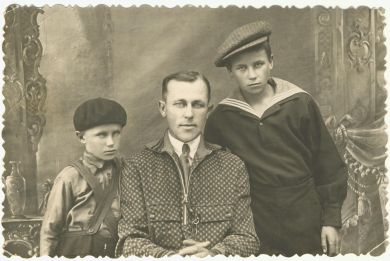 Кукаренко Николай Игнатьевич (в центре фото)