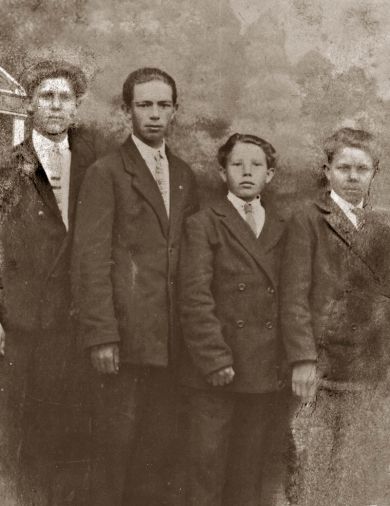 Братья Гадаловы: Николай (1904), Евгений (1907-1941), Вениамин (1914-1941), Михаил (1911-1984)