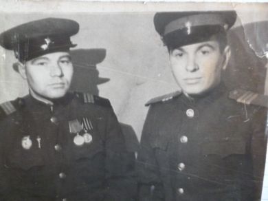 Шамалуев Александр Григорьевич (на фото слева)